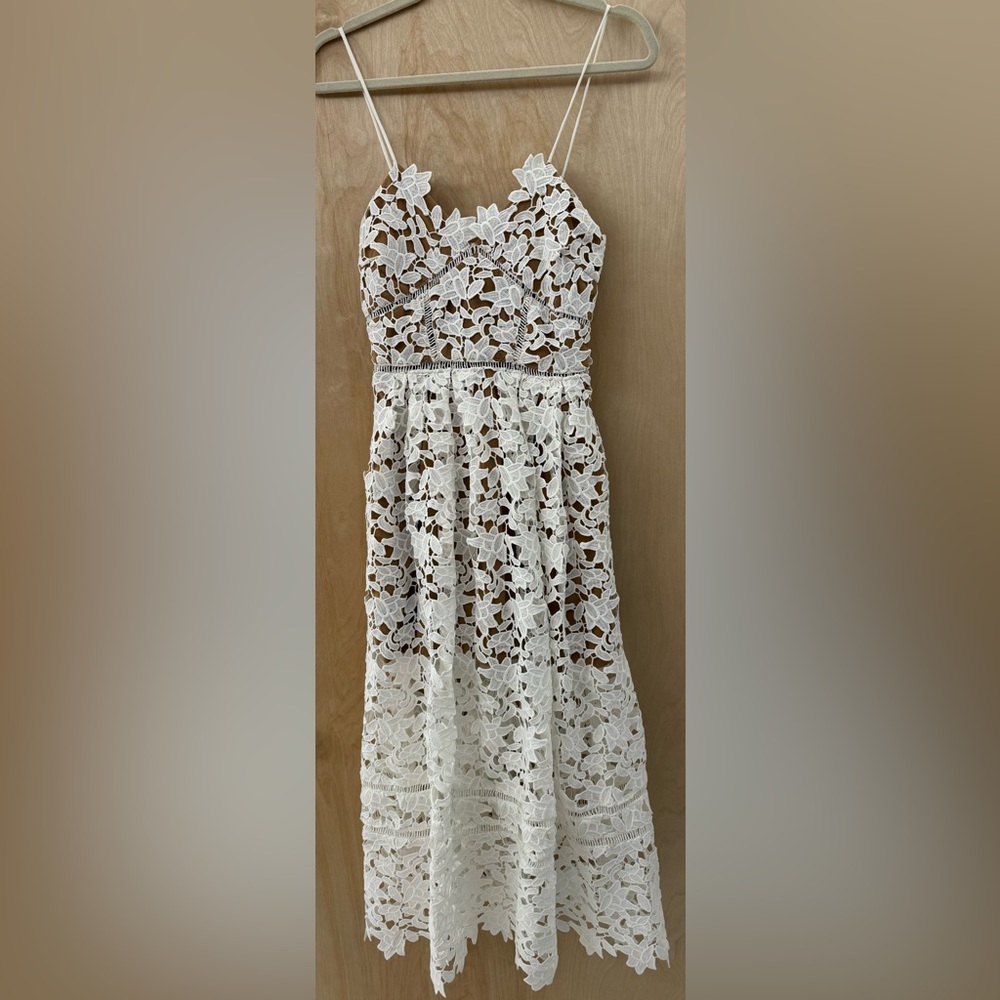 Stunning Roselani Lace Overlay Cocktail Dress. - Picture 4 of 14